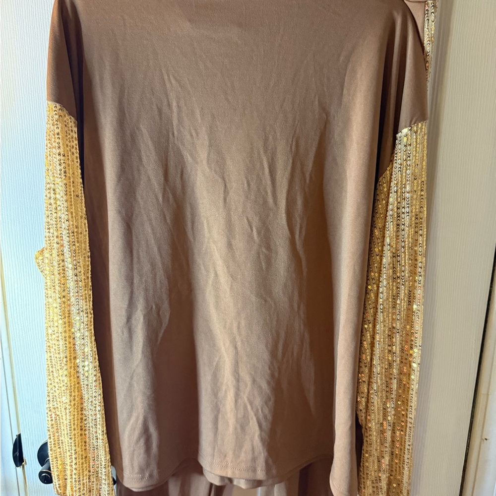 (SALE $5) taupe colored Lounge Set with Gold Sequin Heart, 3x - Picture 9 of 16